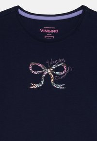 T-shirt bleu marine avec un col rond mettant en avant un motif de nœud multicolore et le texte "Vingino Dreaming" en dessous du motif.