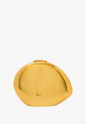 Bolso de mano metálico dorado con forma ovalada abstracta, textura suave y cierre de clip en la parte superior. Sin patrones o acentos visibles.