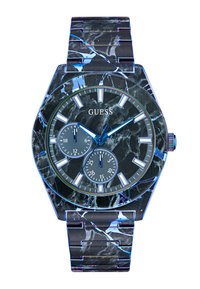 Reloj de pulsera GUESS con patrón de mármol negro, marcadores de hora en tono plateado, dos subdiales y pulsera de eslabones metálicos.