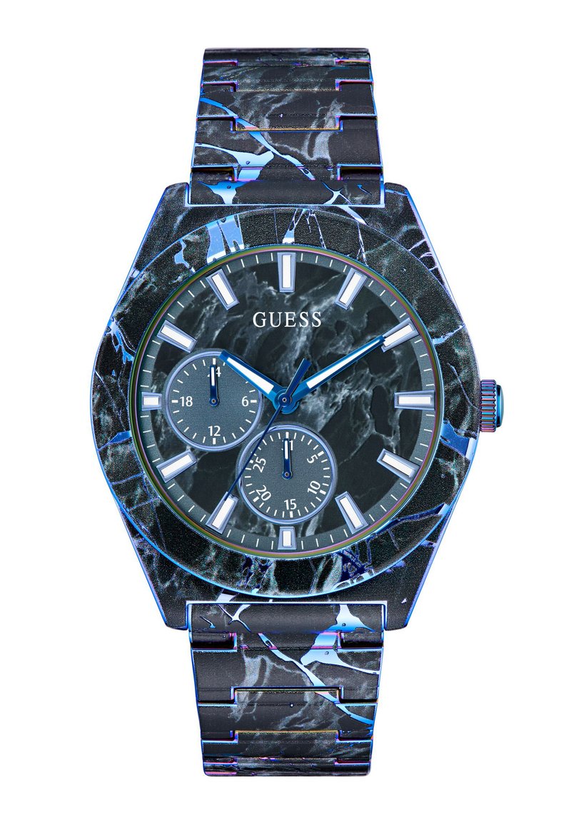Reloj de pulsera GUESS con patrón de mármol negro, marcadores de hora en tono plateado, dos subdiales y pulsera de eslabones metálicos.