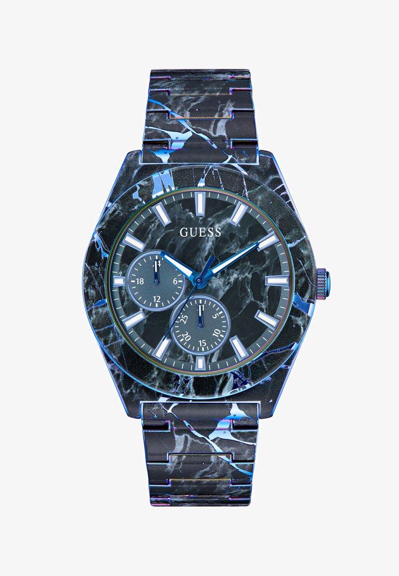 Reloj de pulsera GUESS con patrón de mármol negro, marcadores de hora en tono plateado, dos subdiales y pulsera de eslabones metálicos.