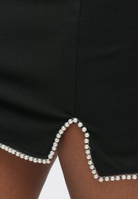 Must mini seelik dekoratiivse äärega, millel on pärlikesed sarnased helmeste äär. Sile tekstuur peene läikega ja kujundatud lõikega lõikekoht.