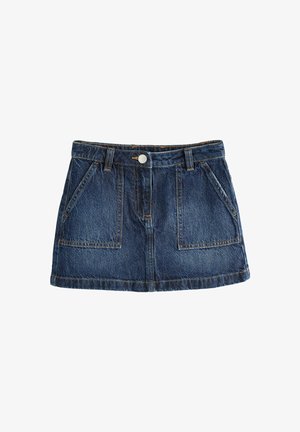 Denim mini-jurk met een donkerblauwe wassing, twee voorkruimelpockets en contrasterend stiksel. De tailleband heeft riemlussen en een sluiting met een knoop aan de voorkant.