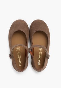 Braune Wildleder-Mary-Jane-Schuhe mit runder Zehenpartie, runden Knopfdetails und Leder-Innensohle. Zeigt eine gestickte Kante um das Obermaterial.