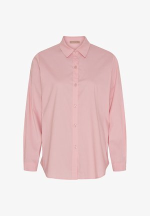 Lyserød langærmet skjorte med knapper og krave, synlige knapper foran og let rundet kant.