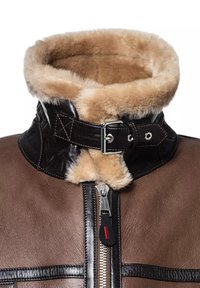 Braune Lederjacke mit einem weichen beigen Schaffellkragen, silbernen Beschlägen und schwarzen Akzenten. Verfügt über einen Frontreißverschluss und gesteppte Details.