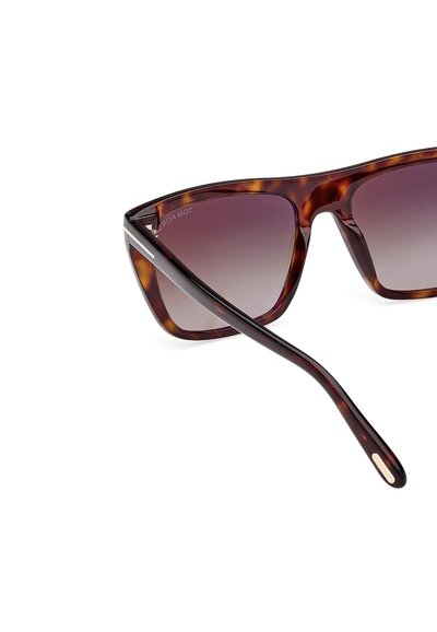 Ochelari de soare cu model țestoasă, lentile cu gradient, design unghiular și accente metalice pe temple. Rame cu un finisaj lucios.