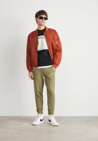 Calvin Klein MICRO LOGO - Treniņtērpa apakšdaļas - delta green