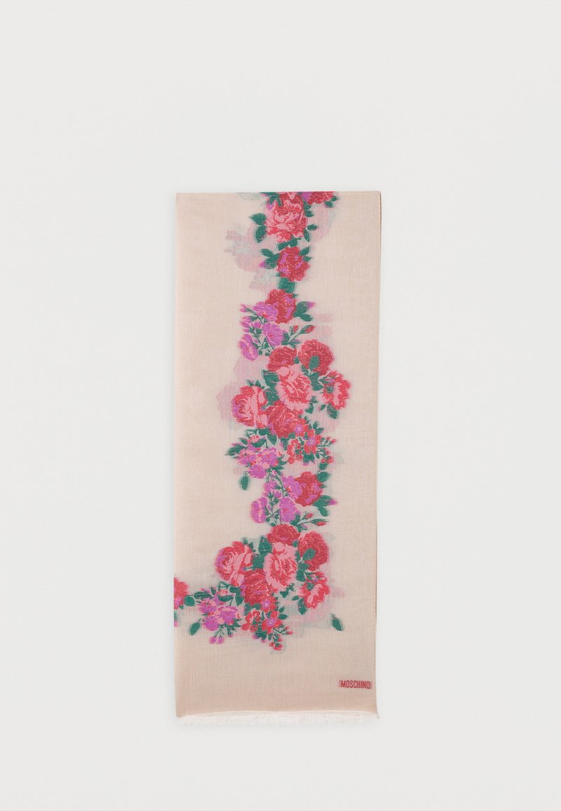 Cvetlični šal z mehko bež podlago in živahnimi rdečimi ter vijoličnimi vrtnicami. Nežne resice ob robovih, logotip blagovne znamke v kotu.