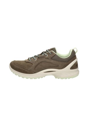 Sneaker in suede e rete marrone con lacci grigi, suola imbottita bianca e linguetta sul tallone, mostrata in profilo laterale.