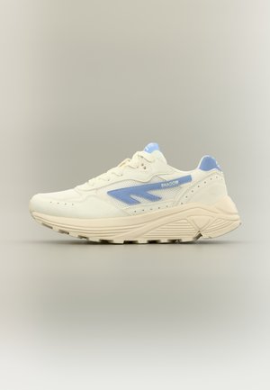 Buty do biegania w kolorze kremowym i jasnoniebieskim. Posiadają siateczkową i zamszową cholewkę, wyściełany kołnierz, wyraźne sznurowadła oraz teksturowaną gumową podeszwę.