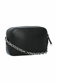 Bolso cruzado de cuero negro con cadena de plata, forma rectangular, textura suave y cierre de cremallera en la parte superior.