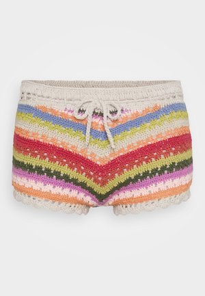 Heegeldatud lühikesed püksid äärekirjaga mitmevärvilistes triipudes, millel on ribastatud vöökoht, nöör ja laineline alläär.