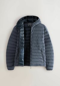 Jachetă puf din material gri închis pentru bărbați, cu glugă, având modele matlasate, buzunare cu fermoar și un căptușel strălucitor. Material ușor.