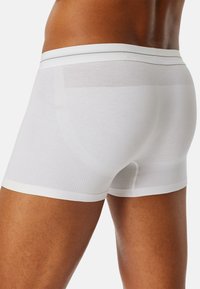 Vita boxershorts i mjukt, stretchigt tyg. Har en andningsbar meshpanel och en slät midjeresår med en grå accentrand.