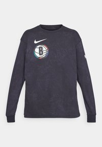 Dug zd panjang navy dukserica od pamuka, sa Nike logotipom i kružnim dizajnom košarkaškog tima Brooklyn Nets na prednjoj strani.