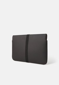 Svart laptopfodral i texturerat material med en slank, rektangulär form. Har ett centralt elastiskt band för säker stängning.