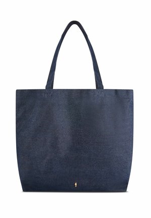 Granatowa torba typu tote z denimu z dwoma paskami na ramię i małym złotym logo w pobliżu dolnego środka.