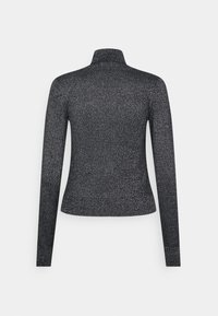 Schwarzes Langarm-T-Shirt mit hohem Kragen und strukturiertem Strickstoff, in taillierter Form und nahtloser Verarbeitung.