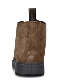 Stivaletto in suede marrone con punta rotonda, suola in gomma nera e dettagli cuciti. Presenta una linguetta testurizzata sul retro.