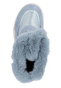 Sneaker azzurro chiaro con pelle lucida, fodera morbida, forma arrotondata e cuciture a contrasto. Presenta una texture soffice e supporto imbottito alla caviglia.