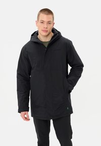 Giacca impermeabile nera con cappuccio, chiusura frontale con zip e tasche. Texture liscia con dettagli del logo e caratteristiche regolabili.