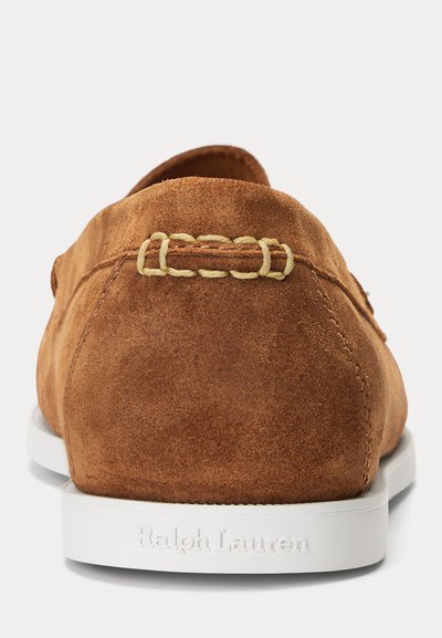 Mocassin en daim marron avec détail de couture beige sur le talon et semelle blanche embossée du logo Ralph Lauren, vue de dos.