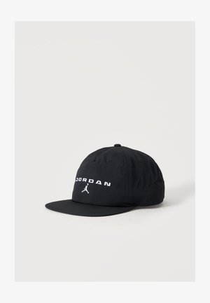 Casquette noire Jordan à visière plate avec logo blanc brodé et silhouette Jumpman sur le panneau avant sur fond uni.
