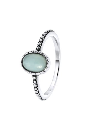 Anillo de plata con una banda de cuentas y una piedra preciosa ovalada de color azul verdoso claro en un engaste decorativo.