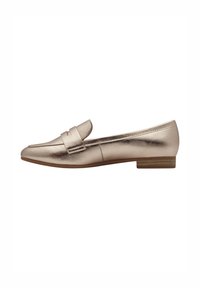 Chaussures plates en métal couleur rose gold avec un bout rond et une bande décorative sur le devant. Talon bas et empilé, et texture de cuir lisse.