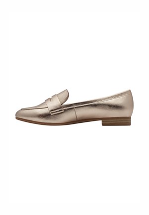 Chaussures plates en métal couleur rose gold avec un bout rond et une bande décorative sur le devant. Talon bas et empilé, et texture de cuir lisse.