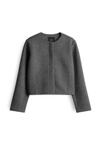 Giacca grigia corta con tessuto strutturato, scollo rotondo e maniche lunghe. Presenta un pannello frontale pulito senza chiusure visibili.