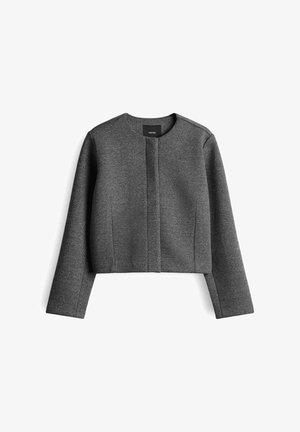 Giacca grigia corta con tessuto strutturato, scollo rotondo e maniche lunghe. Presenta un pannello frontale pulito senza chiusure visibili.