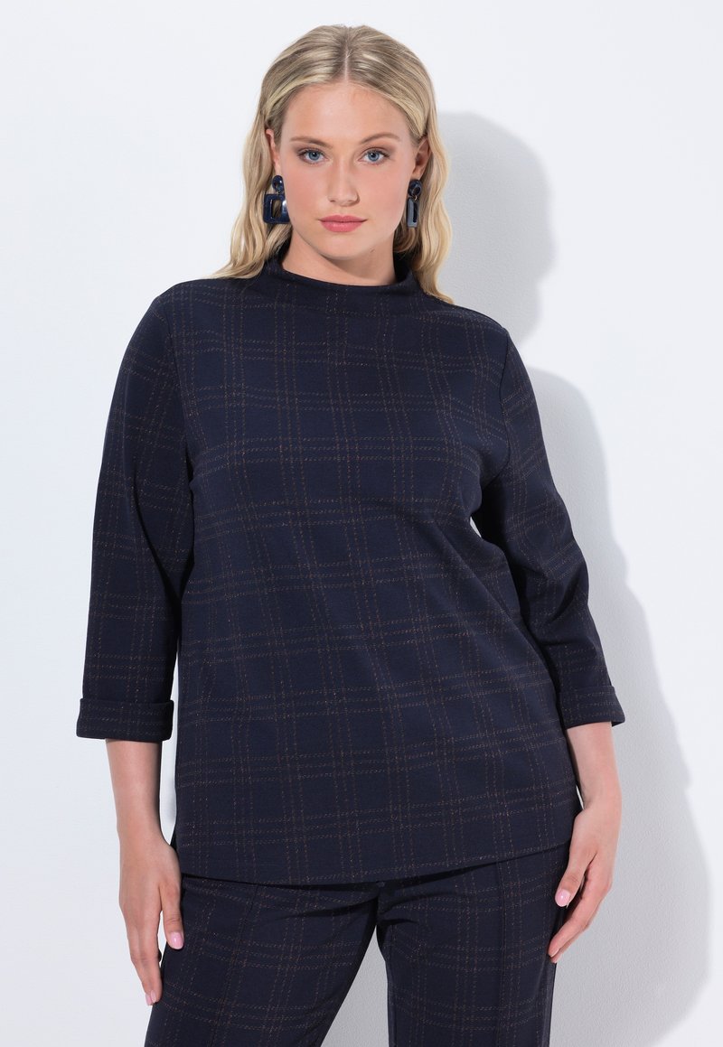 Top a scacchi blu navy con collo alto, maniche a tre quarti e morbida texture, caratterizzato da un sottile motivo a linee marroni.