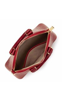 Borsa a tracolla rossa in pelle con una finitura testurizzata, accessori in oro e chiusura con zip. Interno beige, suddiviso in due compartimenti.