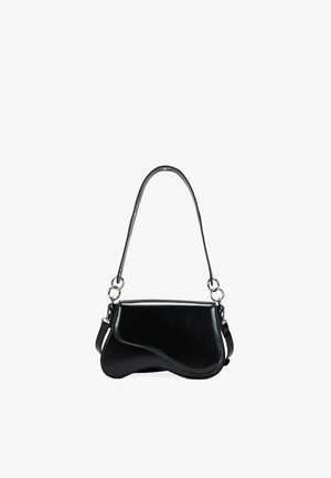 Bolso de hombro de cuero negro con solapa curva y detalles de anillos de metal plateado en las uniones de las correas.