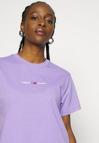 Tommy Jeans TJW LINEAR LOGO - T-shirt básica - violet viola