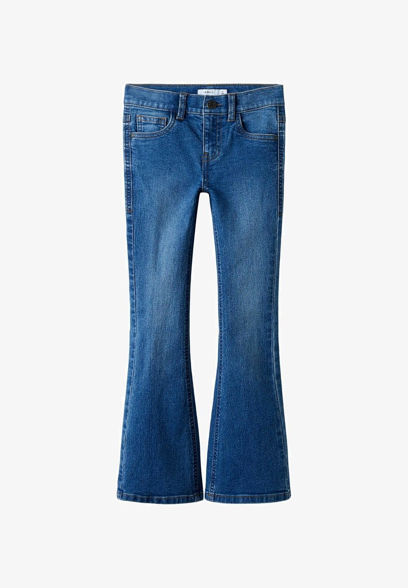 Jean en denim bleu avec une jambe légèrement évasée, fermeture frontale par boutons et zip, passants pour ceinture, et style à cinq poches.