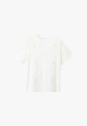 Weißes T-Shirt mit kurzen Ärmeln und dezenten, erhabenen Blumenmustern, die gleichmäßig auf der Vorderseite verteilt sind. Es verfügt über einen runden Halsausschnitt und eine reguläre Passform.