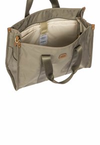 Sac en nylon vert olive avec un intérieur beige, double poignées en cuir et en tissu, fermeture éclair, et plusieurs poches de rangement.