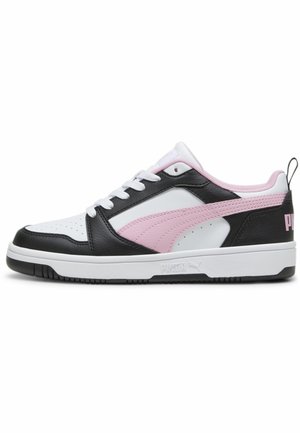 Buty niskie z białą bazą, czarnymi nakładkami i różowym paskiem Puma, z białymi sznurowadłami i grubą białą podeszwą.