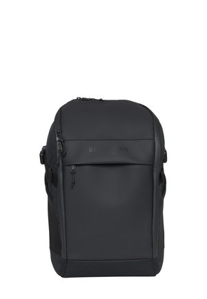 Sort rektangulær ryggsekk med flere glidelåslommer og diskret merkenavn på frontpanelet, designet for daglig bruk.