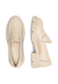 Béžové kožené slip-on topánky s masívnymi podrážkami, viditeľným šitím a detailom pásika cez vrch, zobrazené z vrchu a z boku.