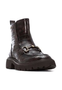 Ciemnobrązowe skórzane botki za kostkę o strukturze krokodylej, z ozdobnym metalowym klamrą i grubą, solidną podeszwą. Zamek błyskawiczny z boku.