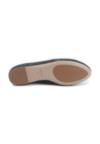 Czarne płaskie buty z teksturowaną cholewką i gładką beżową gumową podeszwą. Oferują okrągły czubek oraz elastyczną podeszwę z wzorami zapewniającymi przyczepność.