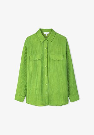 Camicia verde con bottoni, dalla superficie testurizzata, con due tasche frontali, colletto a punta e maniche lunghe. Presenta bottoni coordinati.