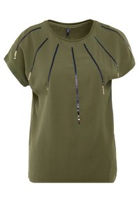 Top de color verde oliva de manga corta con un escote redondo, que presenta líneas decorativas de lentejuelas en negro, azul y tonos metálicos en la parte delantera.