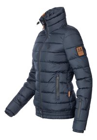 Navy pufferjack met horizontale quilting, hoge kraag, twee ritszakken aan de zijkant en leren accent op de mouw. Geelastiseerde onderrand en manchetten.
