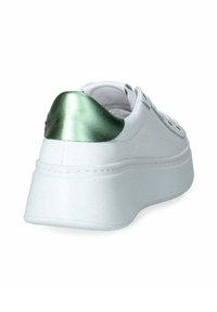 Sneaker bianco con suola piattaforma spessa e accentuazione verde metallica sul tallone. Realizzato in materiale liscio, presenta una punta tondeggiante e dettagli con lacci.