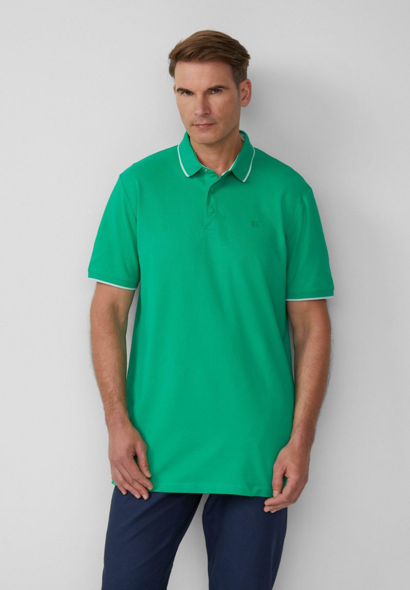 Groene poloshirt met een contrasterende witte kraag en mouwafwerking. Gemaakt van soepele stof, met een klein logo op de borst.